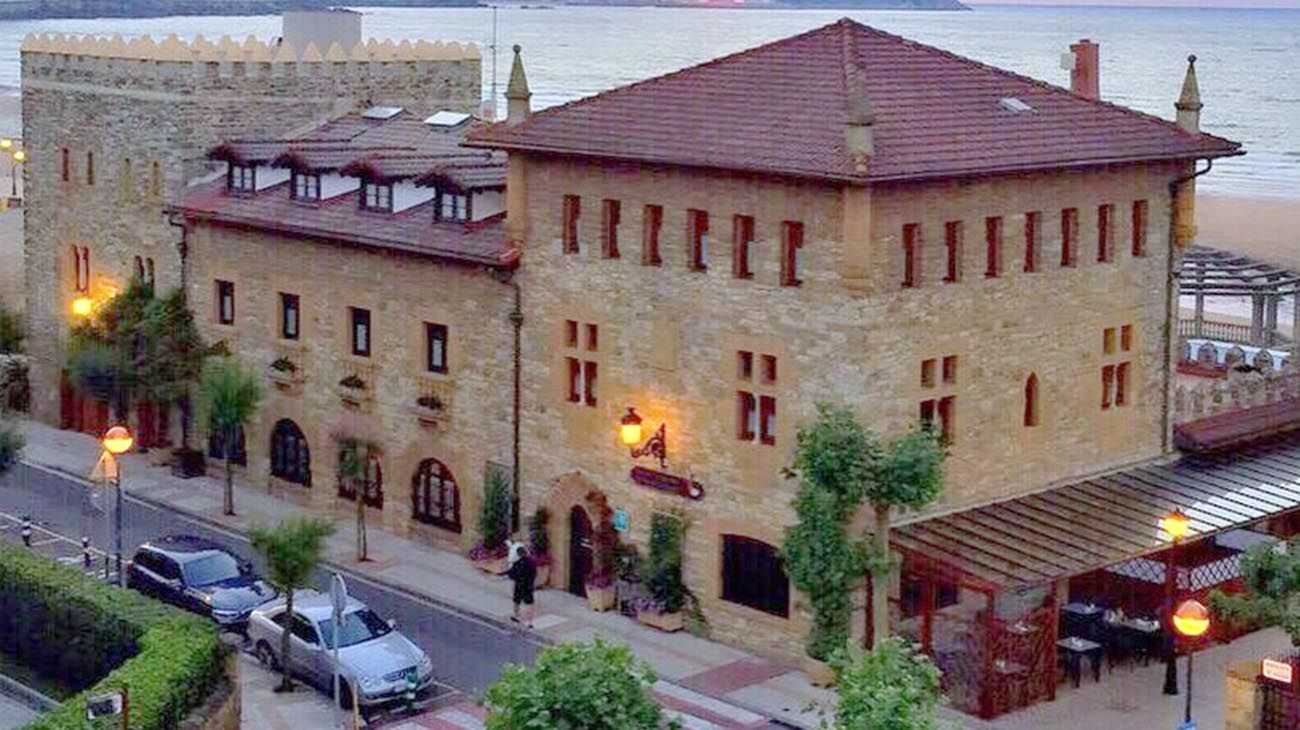 cheh karlos Arguiñano, de diferentes épocas,  restaurante- hotel Zarautz