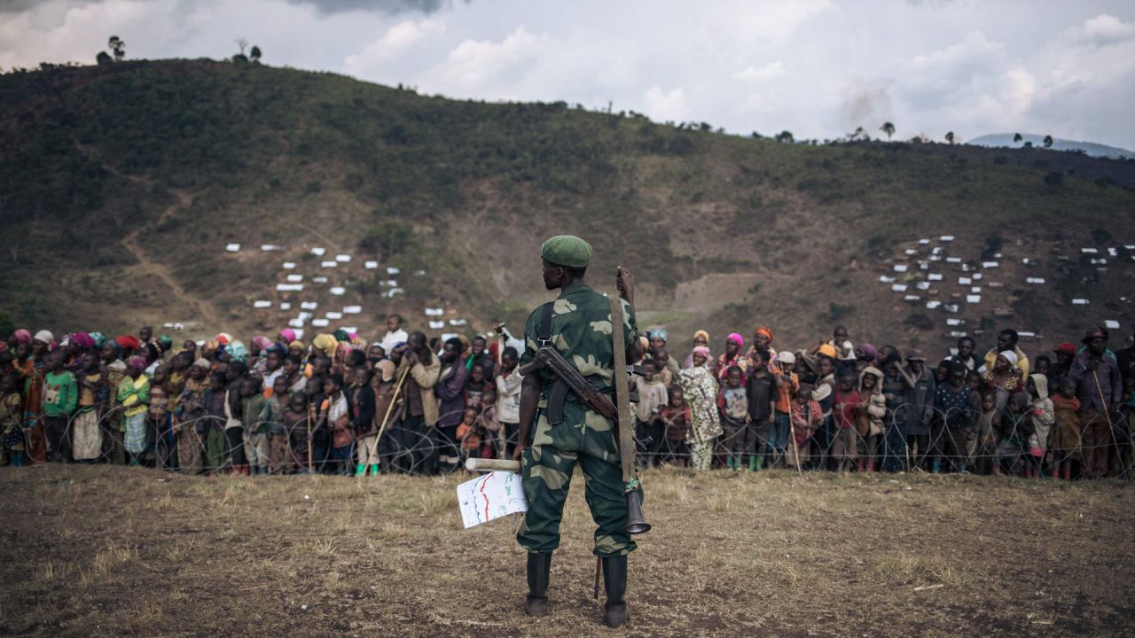 Un soldado del ejército congoleño monta guardia durante una visita oficial al campamento de desplazados internos de Bijombo, provincia de Kivu del Sur, República Democrática del Congo oriental. | Foto:Alexis Huguet / AFP