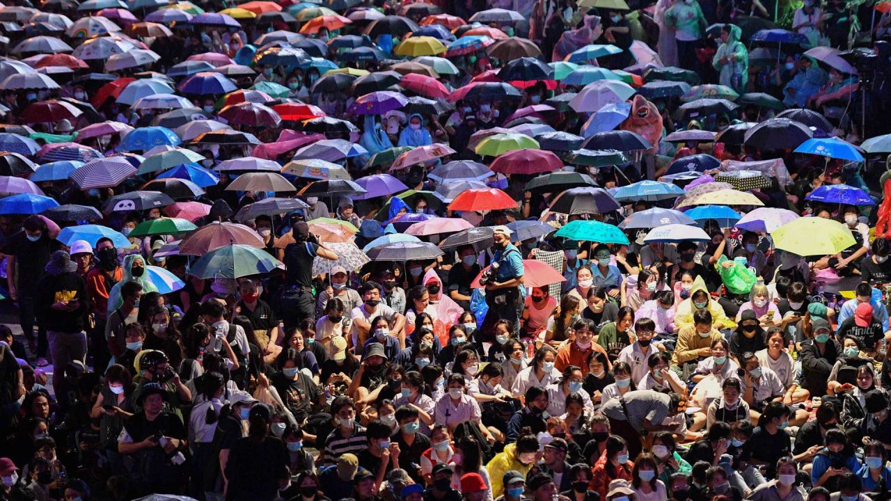 Manifestantes a favor de la democracia se reúnen para un mitin contra el gobierno en Bangkok. | Foto:Mladen Antonov / AFP
