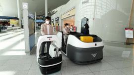 El aeropuerto internacional de Incheon busca ser conocido como inteligente al incorporar robots y transportes sin conductor para el servicio de los viajeros.