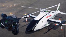 Este helicóptero no tripulado esta siendo desarrollado en junto entre Kawasaki Heavy Industries (KHI) y Aerospace Systems Company.