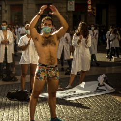 España, Barcelona: un médico residente protesta en ropa interior en una manifestación contra las condiciones precarias a las que se enfrentan los médicos residentes durante su formación sanitaria de posgrado, como los bajos salarios, el elevado número de horas de trabajo y la falta de seguimiento. | Foto:Matthias Oesterle / ZUMA Wire / dpa