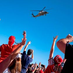 Los partidarios saludan mientras el Marine One con el presidente de los Estados Unidos, Donald Trump, despega después de un mitin en el Aeropuerto Regional de Prescott en Prescott, Arizona. | Foto:Olivier Touron / AFP