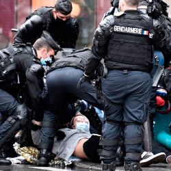 Un activista del grupo de protesta ambiental Extinction Rebellion (XR) es detenido por gendarmes franceses en una calle de París, durante una manifestación como parte de una semana de acciones del grupo. | Foto:STEPHANE DE SAKUTIN / AFP