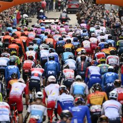 Italia, Udine: el pelotón de ciclistas recorre la ruta de la carrera durante la 16a etapa de la carrera ciclista Giro d'Italia 2020, a 229 km de Udine a San Daniele del Friuli. | Foto:Marco Alpozzi / LaPresse vía ZUMA Press / DPA