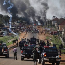 La policía nigeriana dispara gases lacrimógenos contra personas durante los enfrentamientos entre jóvenes en Apo, Abuja, Nigeria, luego de las manifestaciones en curso contra la brutalidad injusta de la Unidad de la Fuerza de Policía de Nigeria, el Escuadrón Especial Antirrobo (SARS). | Foto:Kola Sulaimon / AFP