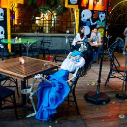 Vista de una llamada Calaca (figura de una calavera o esqueleto) comúnmente utilizada para decoración durante el Día de Muertos mexicano, se utiliza para mantener medidas de distanciamiento social, en un restaurante del barrio de Coyoacán, en medio de la pandemia del nuevo coronavirus en la Ciudad de México. | Foto:CLAUDIO CRUZ / AFP