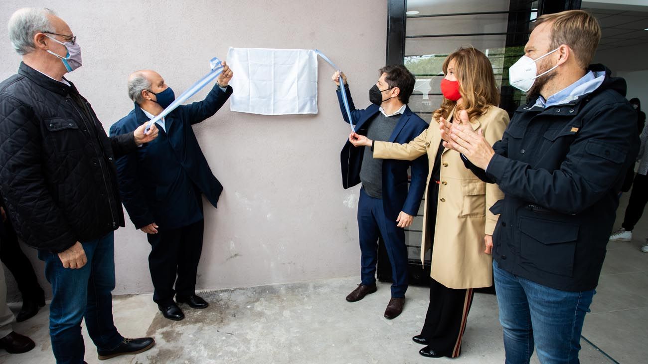 Además del gobernador estuvieron presentes el ministro de Salud, Daniel Gollan, el presidente del Banco Provincia, Juan Cuattromo, el titular interino del municipio, Gastón Granados, y la presidenta del Concejo Deliberante, Dulce Granados.