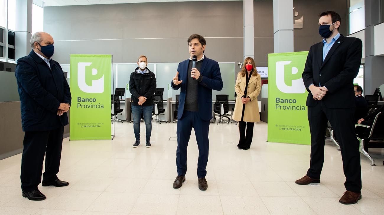 Además del gobernador estuvieron presentes el ministro de Salud, Daniel Gollan, el presidente del Banco Provincia, Juan Cuattromo, el titular interino del municipio, Gastón Granados, y la presidenta del Concejo Deliberante, Dulce Granados.