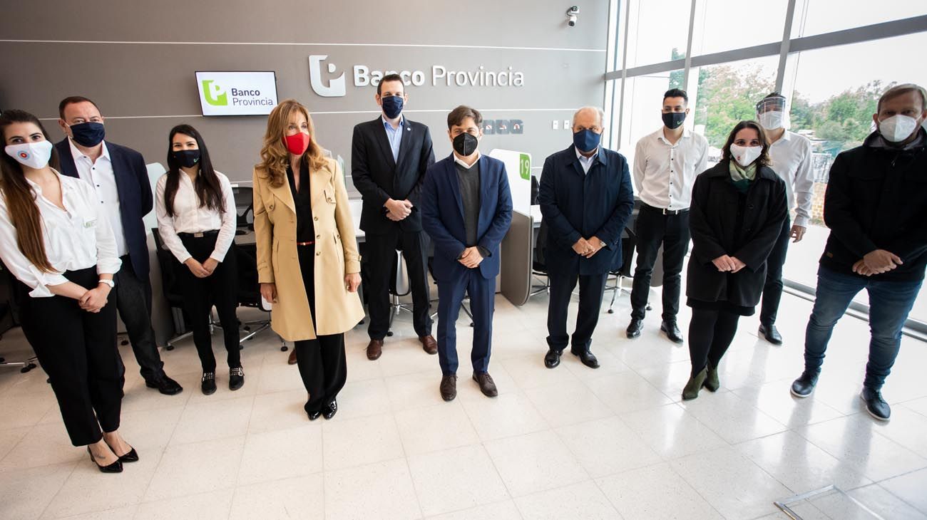 Además del gobernador estuvieron presentes el ministro de Salud, Daniel Gollan, el presidente del Banco Provincia, Juan Cuattromo, el titular interino del municipio, Gastón Granados, y la presidenta del Concejo Deliberante, Dulce Granados.