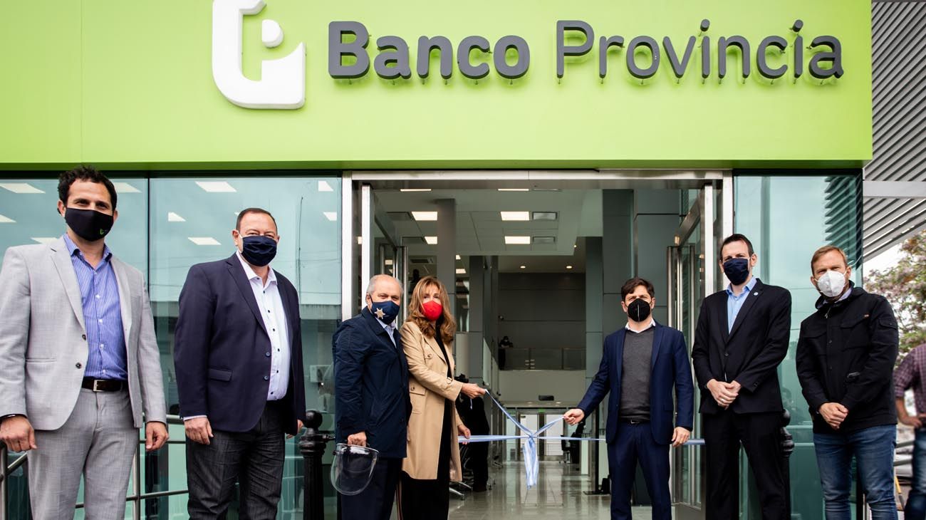 Además del gobernador estuvieron presentes el ministro de Salud, Daniel Gollan, el presidente del Banco Provincia, Juan Cuattromo, el titular interino del municipio, Gastón Granados, y la presidenta del Concejo Deliberante, Dulce Granados.