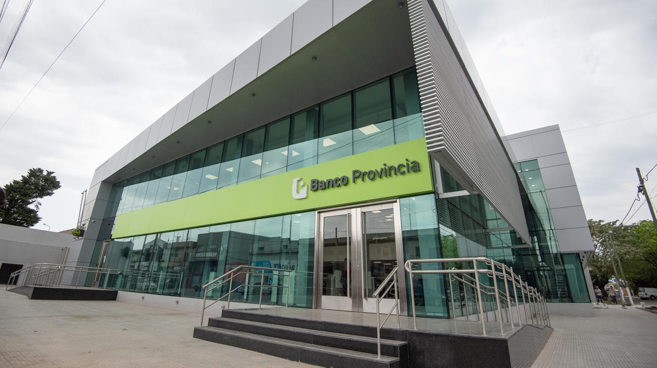 Además del gobernador estuvieron presentes el ministro de Salud, Daniel Gollan, el presidente del Banco Provincia, Juan Cuattromo, el titular interino del municipio, Gastón Granados, y la presidenta del Concejo Deliberante, Dulce Granados.