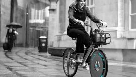 Básicamente, cuando uno anda en bicicleta, la rueda gira y a través de esta turbina capta el aire sucio, lo filtra y lo expulsa limpio.