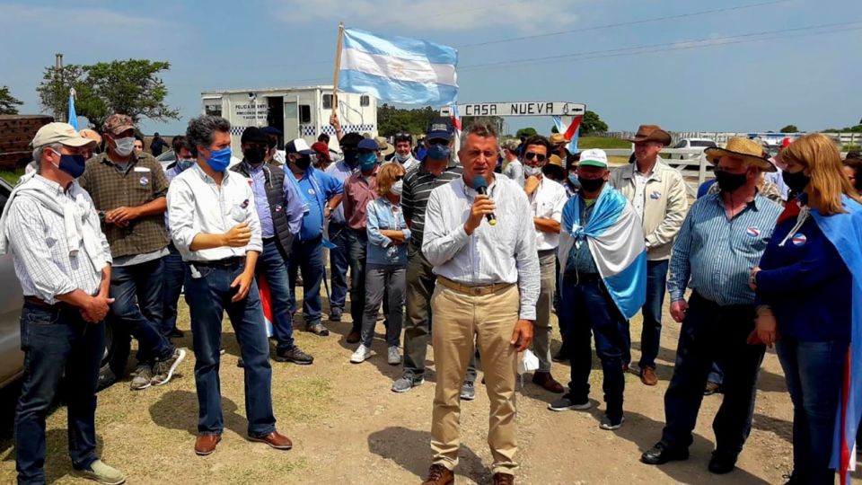 Productores reclamaron contra la "toma" de Grabois en el campo de Etchevehere.