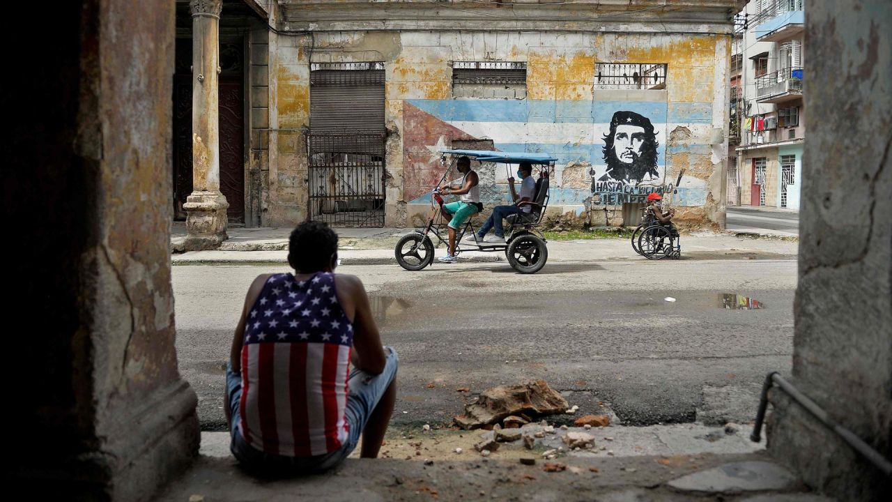 Un hombre vestido con una camiseta sin mangas con un diseño de la bandera de Estados Unidos descansa en La Habana, en medio de la pandemia del nuevo coronavirus COVID-19. | Foto:Yamil Lage / AFP