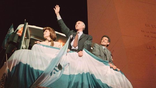 La formula de la Alianza Fernando de la Rua y Carlos Alvarez saludan en la plaza de la Republica luego de resultar electa.