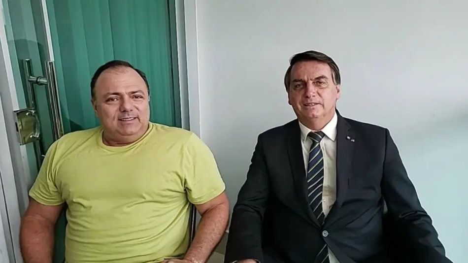 El presidente Jair Bolsonaro junto a su ministro de Salud 20201023