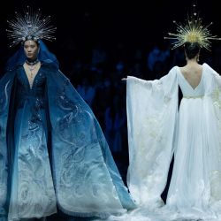 Los modelos muestran creaciones de la colección Heaven Gaia de Xiong Ying durante la Semana de la Moda de China en Beijing. | Foto:WANG ZHAO / AFP