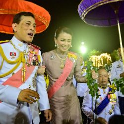 El rey Maha Vajiralongkorn de Tailandia, la reina Suthida y la princesa Bajrakitiyabha Mahidol saludan a los partidarios realistas después de una ceremonia budista para el difunto rey Chulalongkorn en Bangkok. | Foto:Lillian Suwanrumpha / AFP