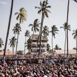 Una multitud del partido de oposición de Zanzíbar, Alianza para el Cambio y la Transparencia (ACT), asiste a un mitin de campaña en Nungwi. | Foto:MARCO LONGARI / AFP