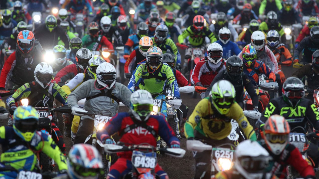 Los motociclistas toman el inicio de la 37a edición de la carrera de motocross de enduro Gotland Grand National, en Visby. | Foto:Soren Andersson / TT NEWS AGENCY / AFP
