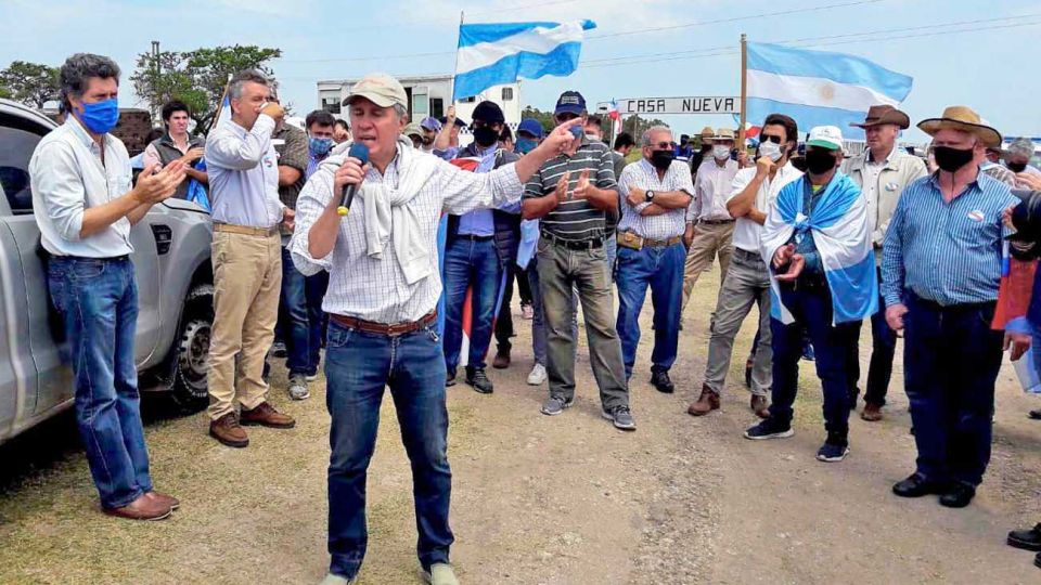 Conferencia. El ruralista respondió el fallo en la puerta del campo que reclama su hermana.