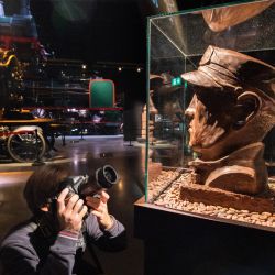 Bélgica, Bruselas: un visitante toma una foto de la escultura de la cabeza de un director hecha de chocolate durante la exposición Choco Loco en el Train World Museum. | Foto:Benoit Doppagne / BELGA / DPA