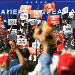 El presidente de los Estados Unidos, Donald Trump, habla durante un mitin de campaña en el recinto ferial del condado de Robeson en Lumberton, Carolina del Norte. | Foto:MANDEL NGAN / AFP