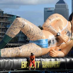 Un inflable en forma de Borat, el reportero ficticio kazajo del comediante británico Sacha Baron Cohen flota por el río Támesis en Londres para promover el lanzamiento de la secuela, Borat Subsequent Moviefilm. | Foto:JUSTIN TALLIS / AFP