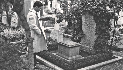 Pasolini. El escritor frente a la tumba de Antonio Gramsci, en Roma.