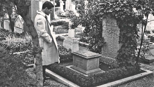 Pasolini. El escritor frente a la tumba de Antonio Gramsci, en Roma.