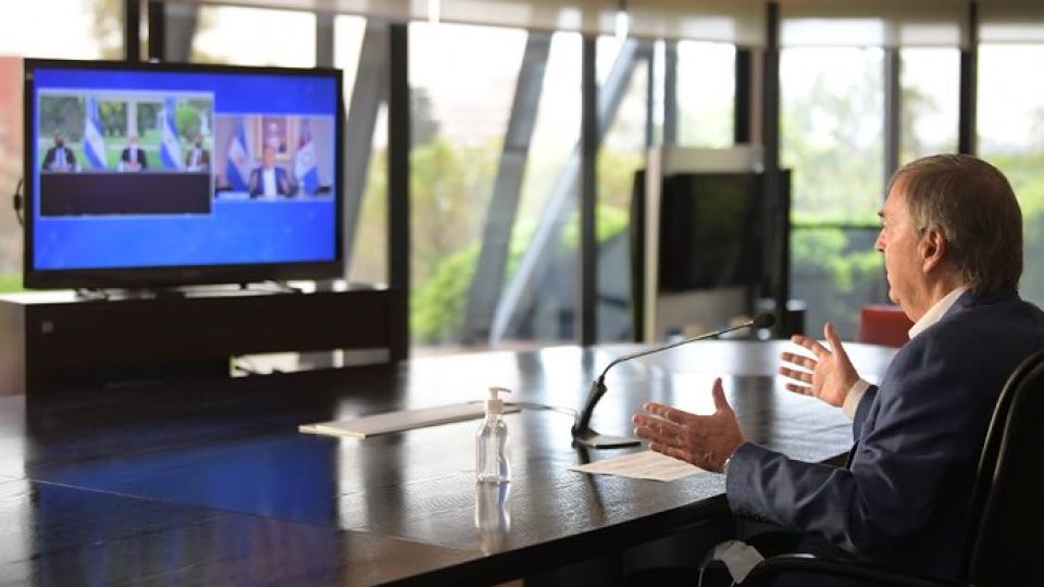 ÚLTIMO ENCUENTRO VIRTUAL. Schiaretti, Fernández y el gobernador de Santa Fe, Omar Perotti, junto al embajador de Kuwait en una nueva confirmación de la construcción del acueducto Santa Fe- Córdoba.