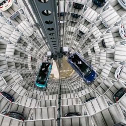 Los nuevos autos eléctricos Volkswagen ID.3 e ID.4 se encuentran en una plataforma de transporte en una torre de autos Autostadt durante un evento de prensa. | Foto:Peter Steffen / DPA