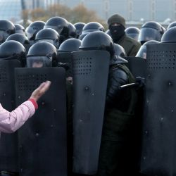 Una mujer discute con los agentes de la ley durante un mitin de la oposición en Minsk, el último día de un ultimátum impuesto por la oposición para que su líder en batalla renuncie después de meses de protestas masivas. | Foto:Stringer / AFP
