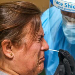 España, Málaga: Un trabajador sanitario realiza una prueba de velocidad de coronavirus antígeno en un residente de la twon de Axarchic. | Foto:Lorenzo Carnero / ZUMA Wire /DPA