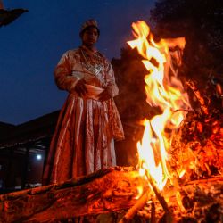 Un sacerdote hindú se para frente a un fuego en el Templo Baramahini durante el décimo día del festival Dashain en Bhaktapur, en las afueras de Katmandú. | Foto:Prakash Mathema / AFP