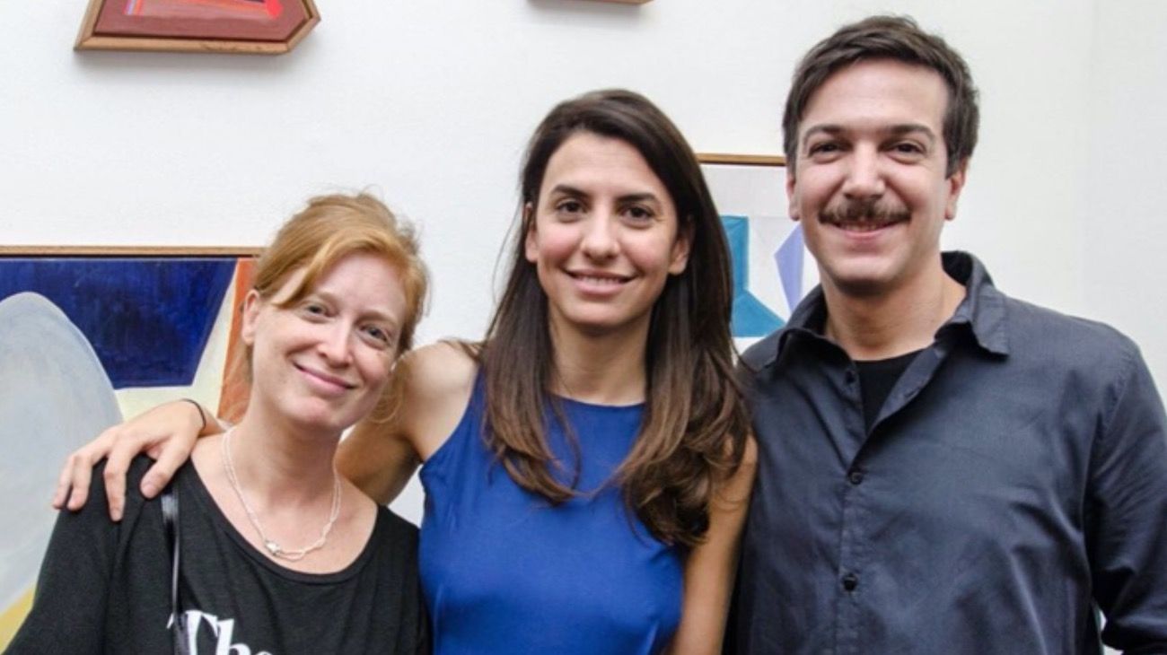 Gimena Macri, una de las hijas de Mauricio Macri (de azul), en la Pasto Galería, en una expo que ella hizo en 2018. 