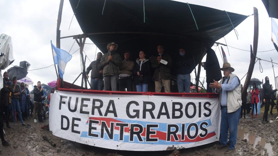 Banderazo contra Dolores Etchevehere, Juan Grabois y el "proyecto Artigas" en Entre Ríos