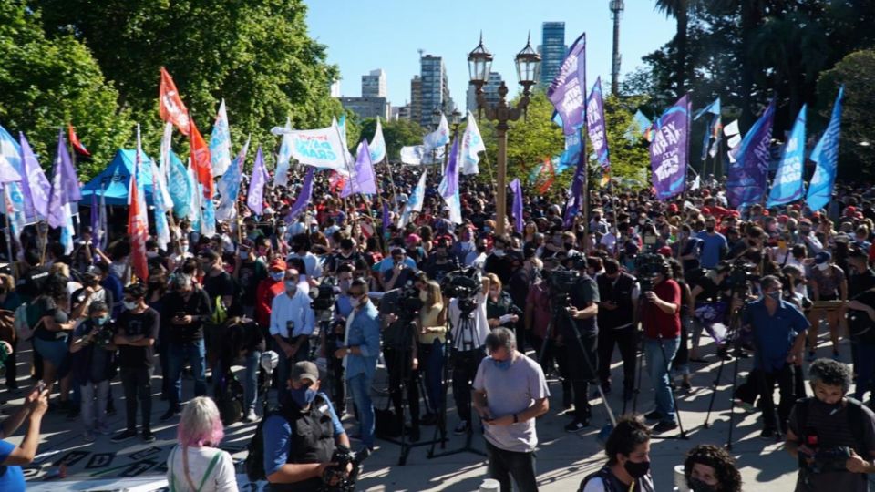 Marcha a favor del Proyecto Artigas frente a La Rural.
