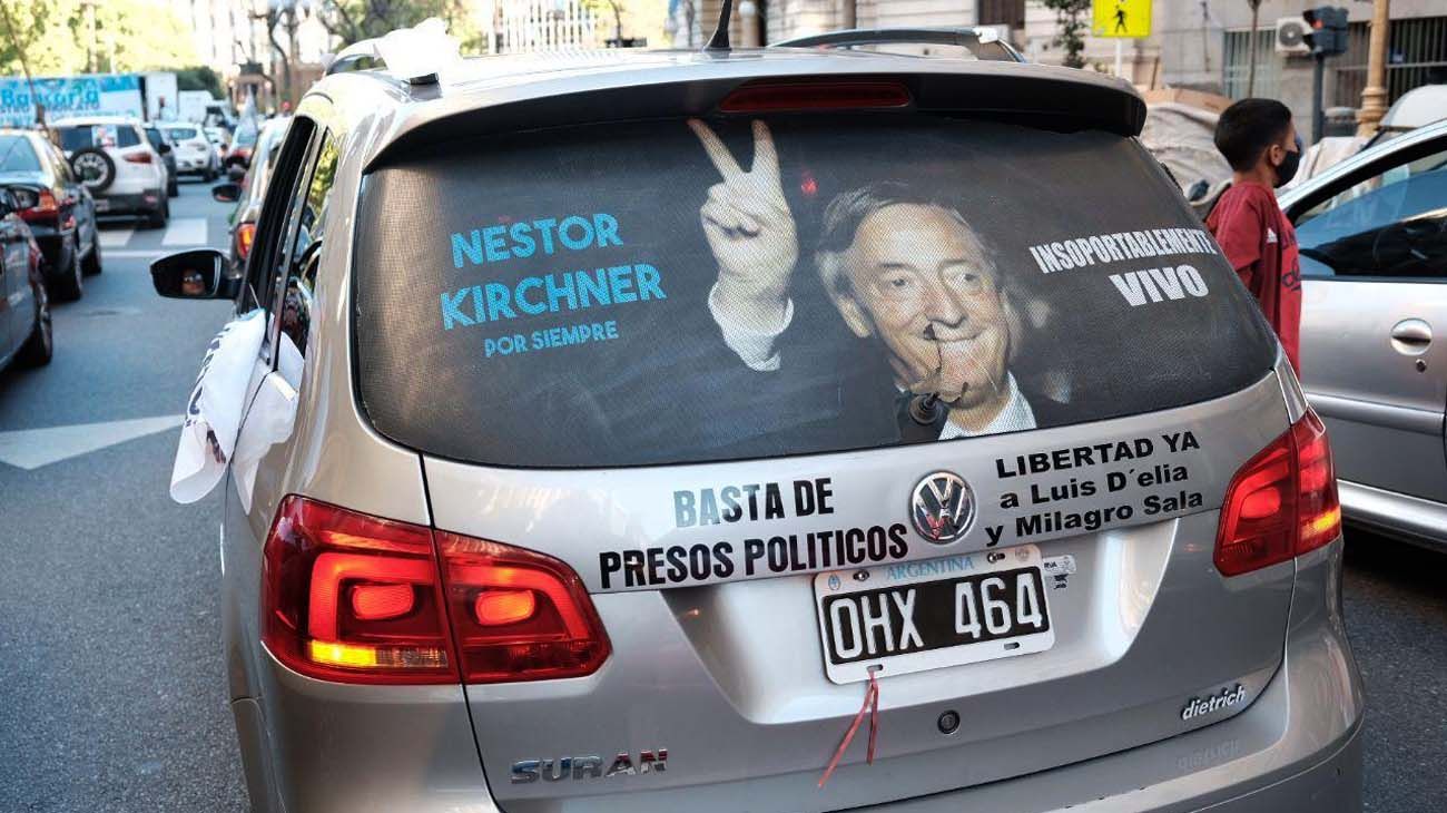 Caravana en Congreso homenaje a Néstor Kirchner.
