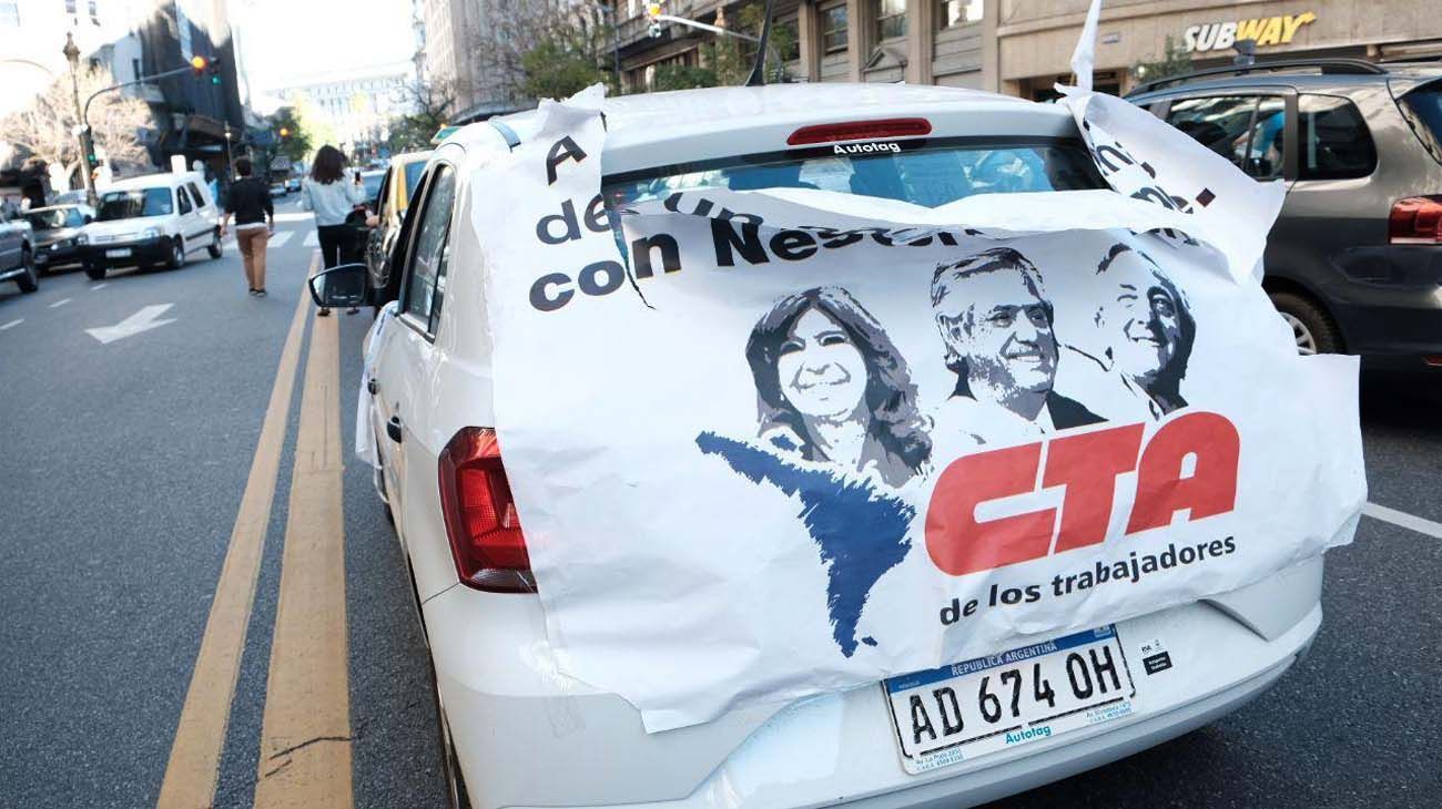 Caravana en Congreso homenaje a Néstor Kirchner.