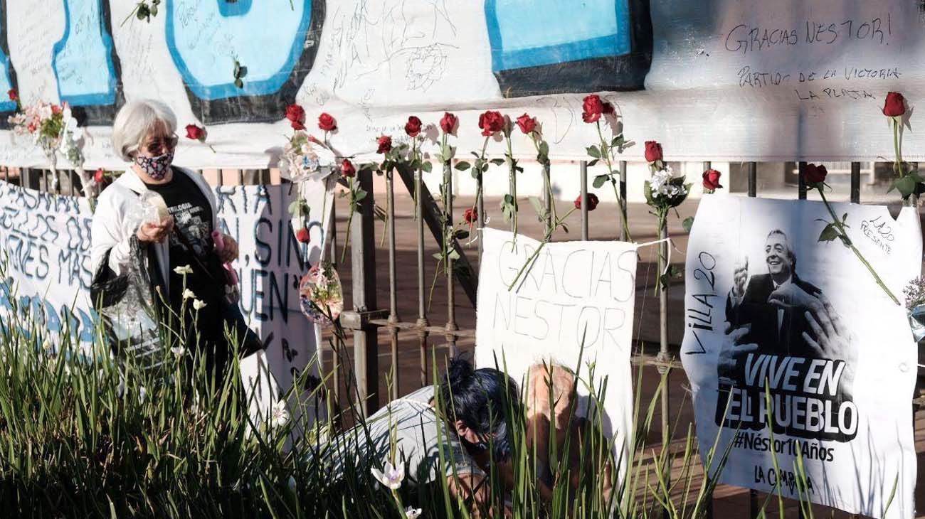 Caravana en Congreso homenaje a Néstor Kirchner.