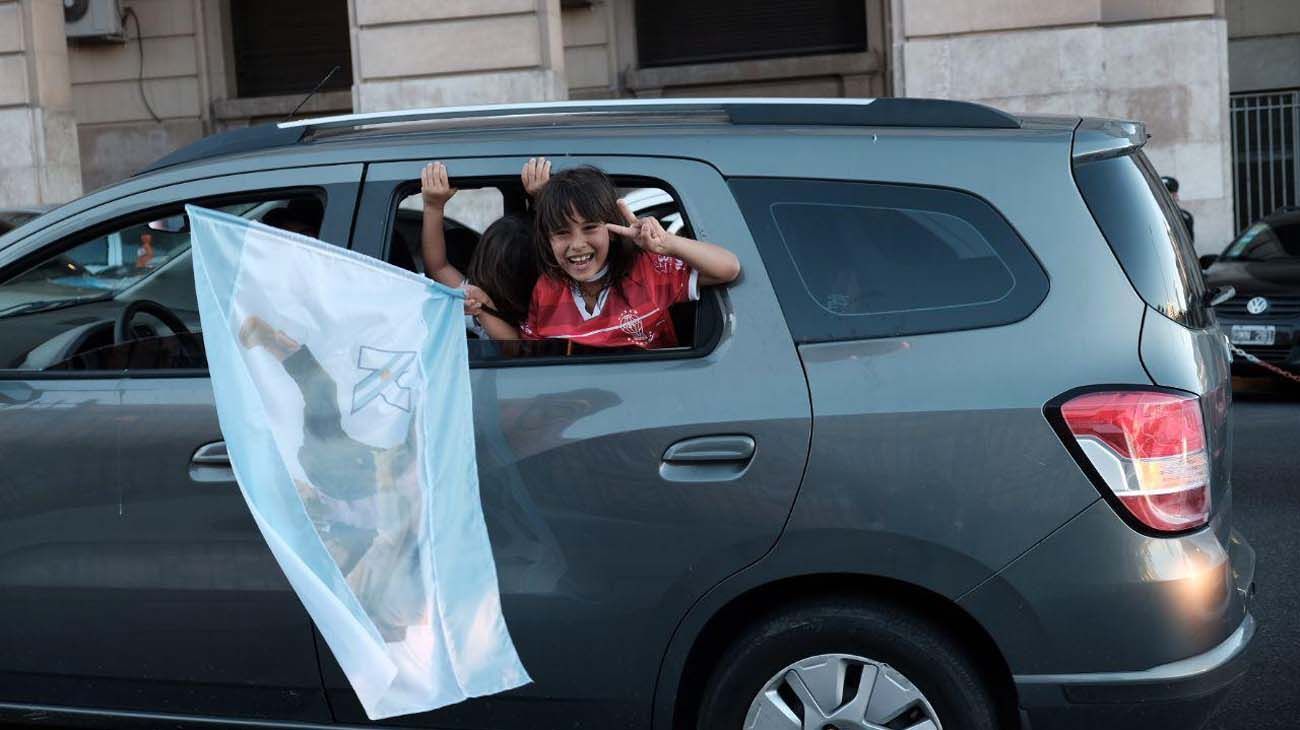 Caravana en Congreso homenaje a Néstor Kirchner.