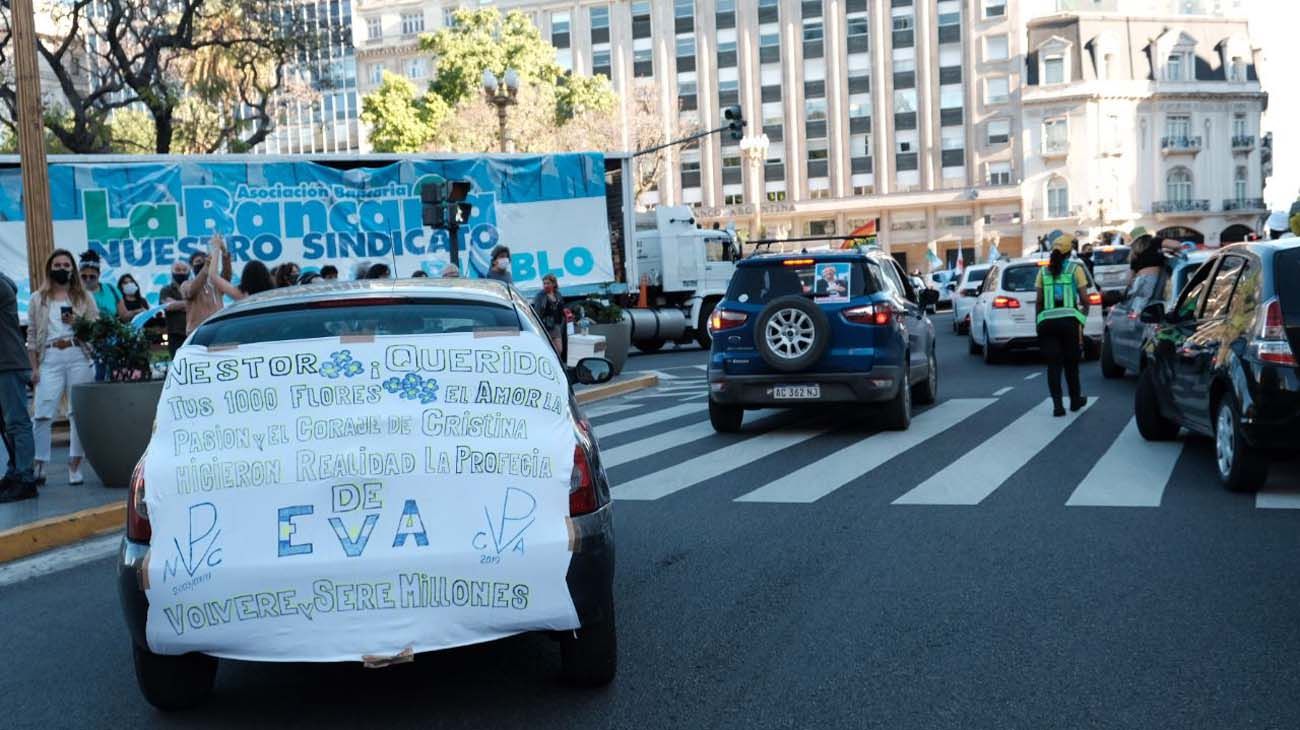 Caravana en Congreso homenaje a Néstor Kirchner.