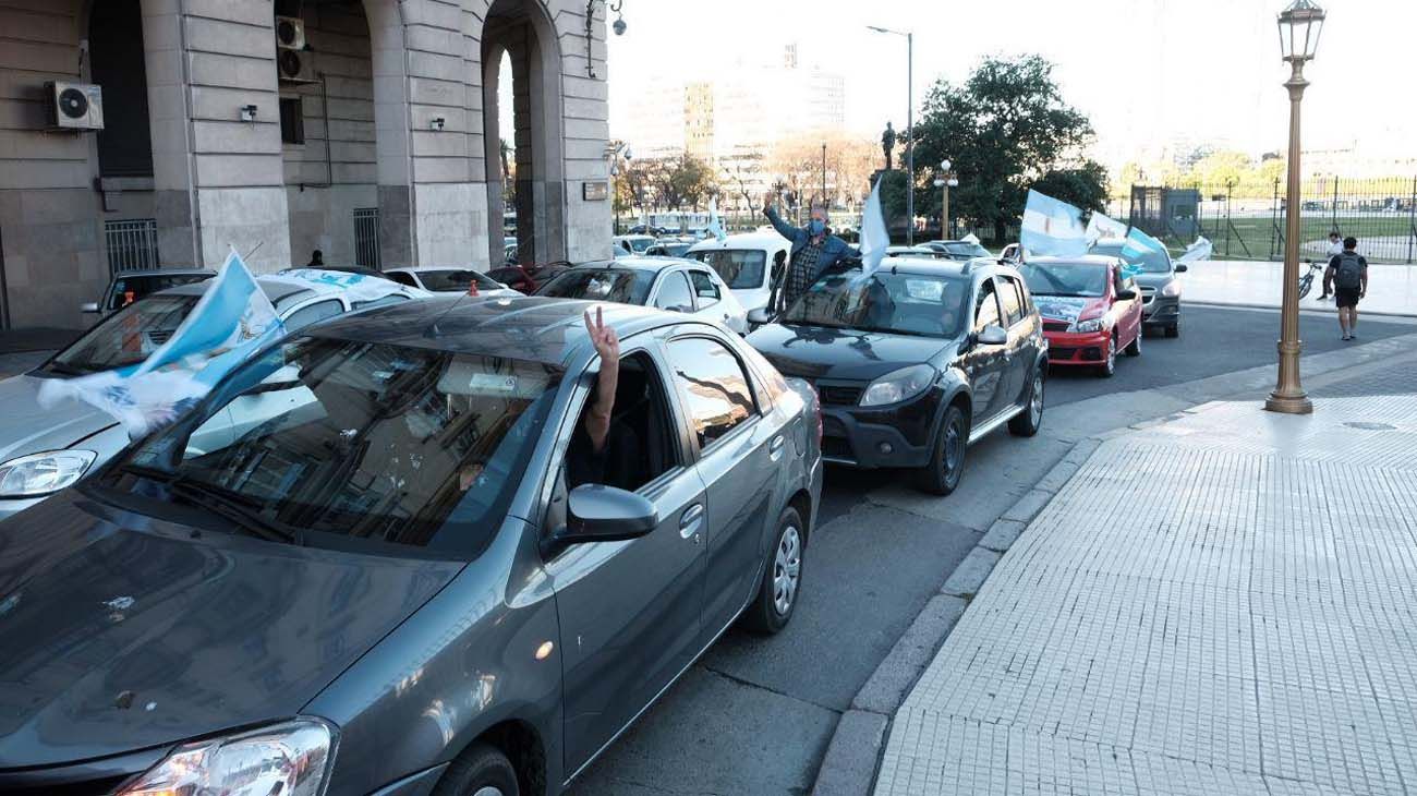 Caravana en Congreso homenaje a Néstor Kirchner.