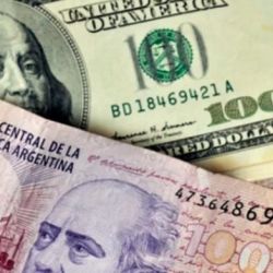 Dólares y pesos | Foto:cedoc