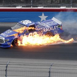 El camión Clay Greenfield se incendia después de un incidente en la pista durante la NASCAR Gander RV & Outdoors Truck Series SpeedyCash.com 400 en Texas. | Foto:Brian Lawdermilk / Getty Images / AFP