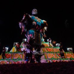 Bailarines que representan a los indígenas mexica se presentan en la obra folclórica La Llorona, en el muelle de Cuemanco en las  | Foto:Pedro Pardo / AFP