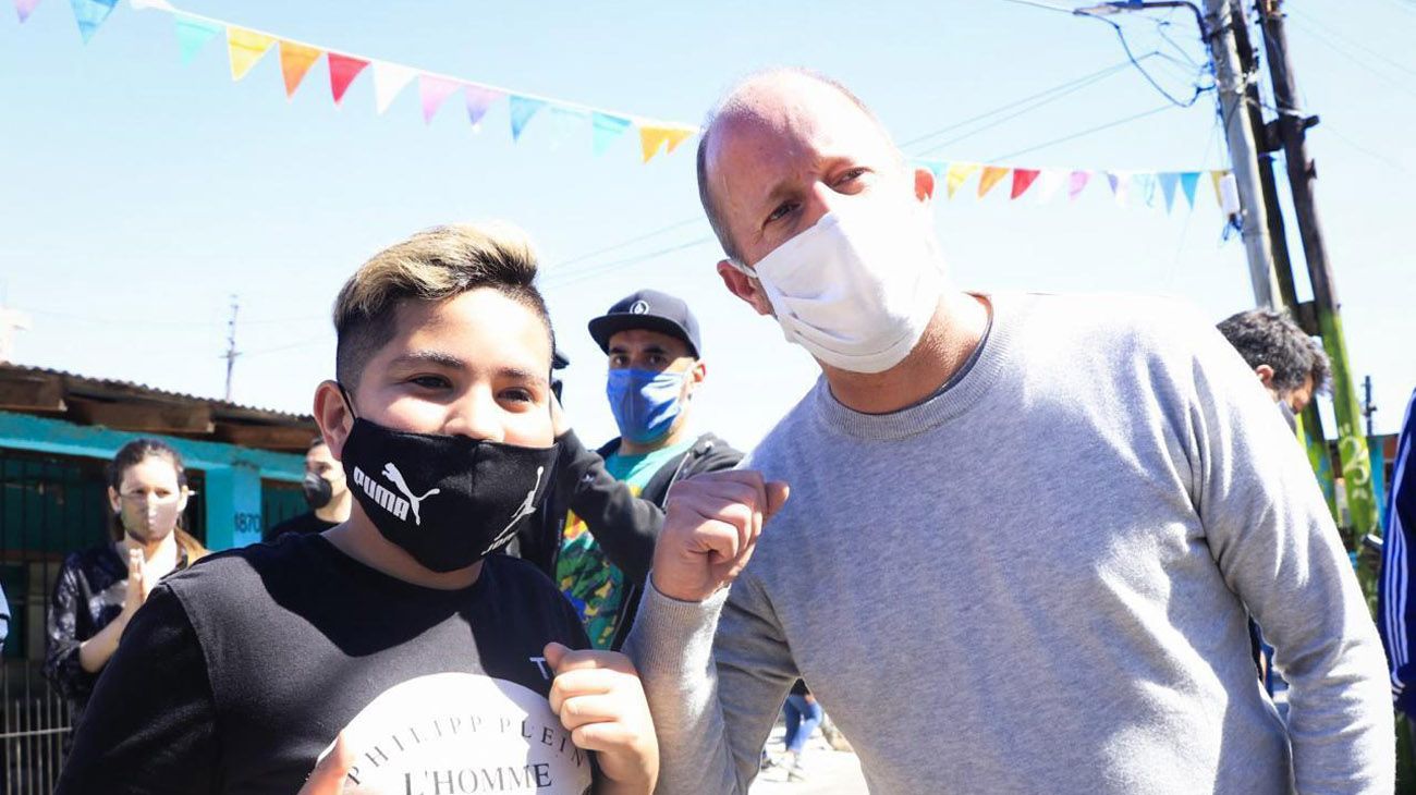 La galería de arte se extiende por 500 metros y muestra obras con temáticas de cultura nacional, medio ambiente y género, así como un mural alusivo a la figura de Néstor Kirchner.