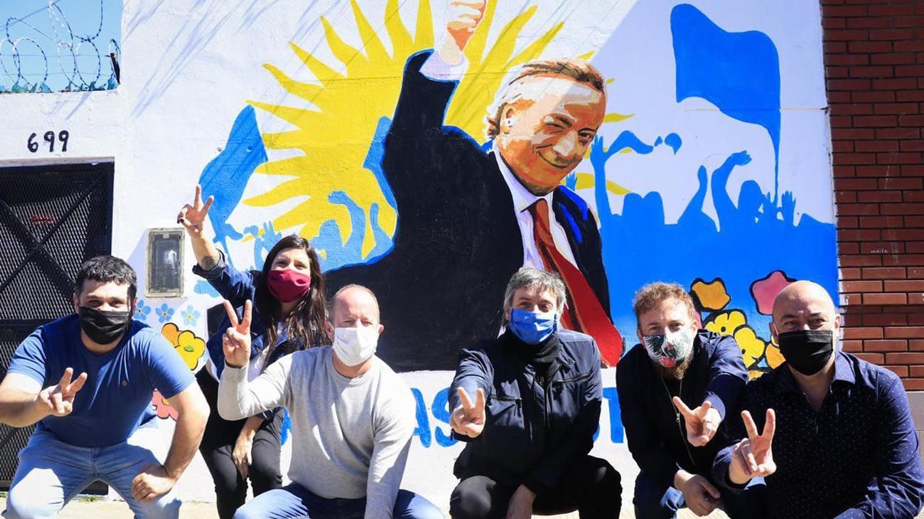 La galería de arte se extiende por 500 metros y muestra obras con temáticas de cultura nacional, medio ambiente y género, así como un mural alusivo a la figura de Néstor Kirchner.